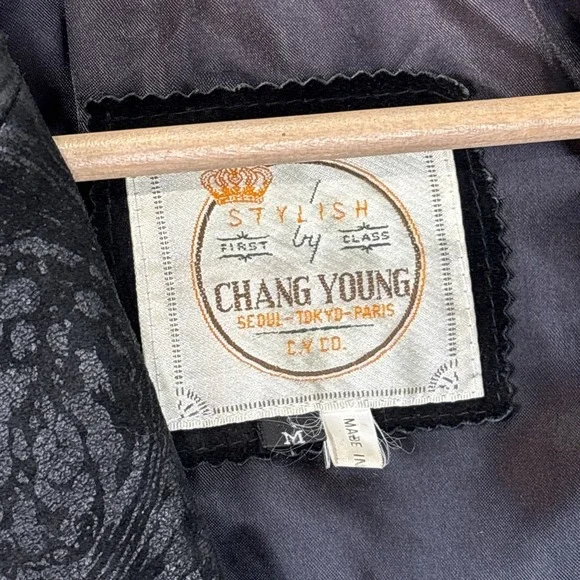 Vintage 80s Cropped Cowhide Leather Jacket Embossed Black Whimsy Goth M - Picture 3 of 16